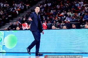 如何评价本场比赛的判罚？卢伟回答说谢谢大家 然后起身离开配图