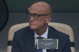 鹰眼！FIFA裁判委员会负责人，退役名哨科里纳观战沙特vs乌拉圭配图