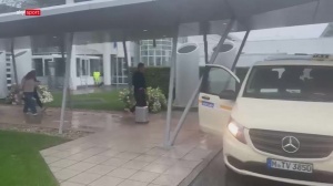 冷冷清清！世界杯爆冷止步32强后，德国队在瓢泼大雨中回到慕尼黑配图
